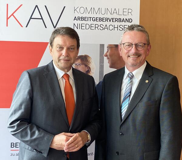 Bild vergrößern: KAV-Hauptgeschäftsführer Michael Bosse-Arbogast mit KAV-Präsident Bernd Lütjen
