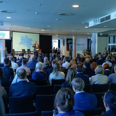 Bild vergr&ouml;&szlig;ern: 19052026_KommunalArenaHannover_Moderation Martin Br&uuml;ning