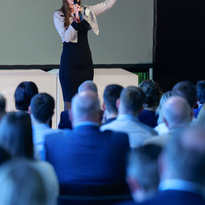 Bild vergr&ouml;&szlig;ern: 19052026_KommunalArenaHannover_Petry Slammerin Lisa Marie zum Mallen