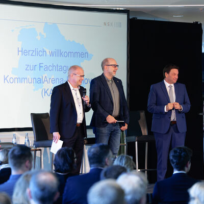 Bild vergr&ouml;&szlig;ern: 19052026_KommunalArenaHannover_Prof. Dr. Michael Koop (NSI), Prof. Dr. Ing. Lars Baumann (LHH),  Hauptgesch&auml;ftsf&uuml;hrer Michael Bosse-Arbogast (KAV)