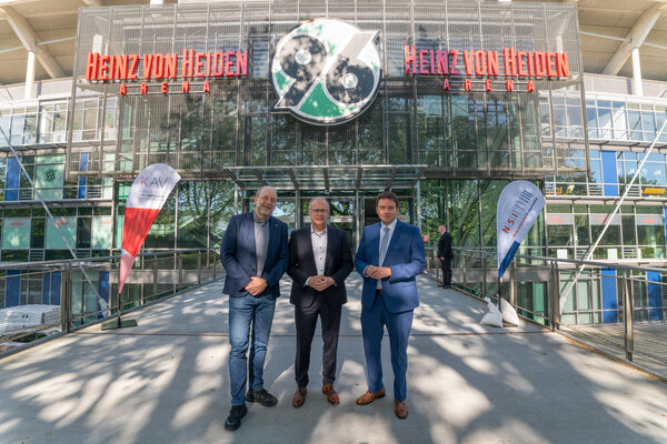 Bild vergr&ouml;&szlig;ern: 19052026_KommunalArenaHannover_Prof. Dr. Ing. Lars Baumann (LHH), Prof. Dr. Michael Koop (NSI), Hauptgesch&auml;ftsf&uuml;hrer Michael Bosse-Arbogast (KAV)